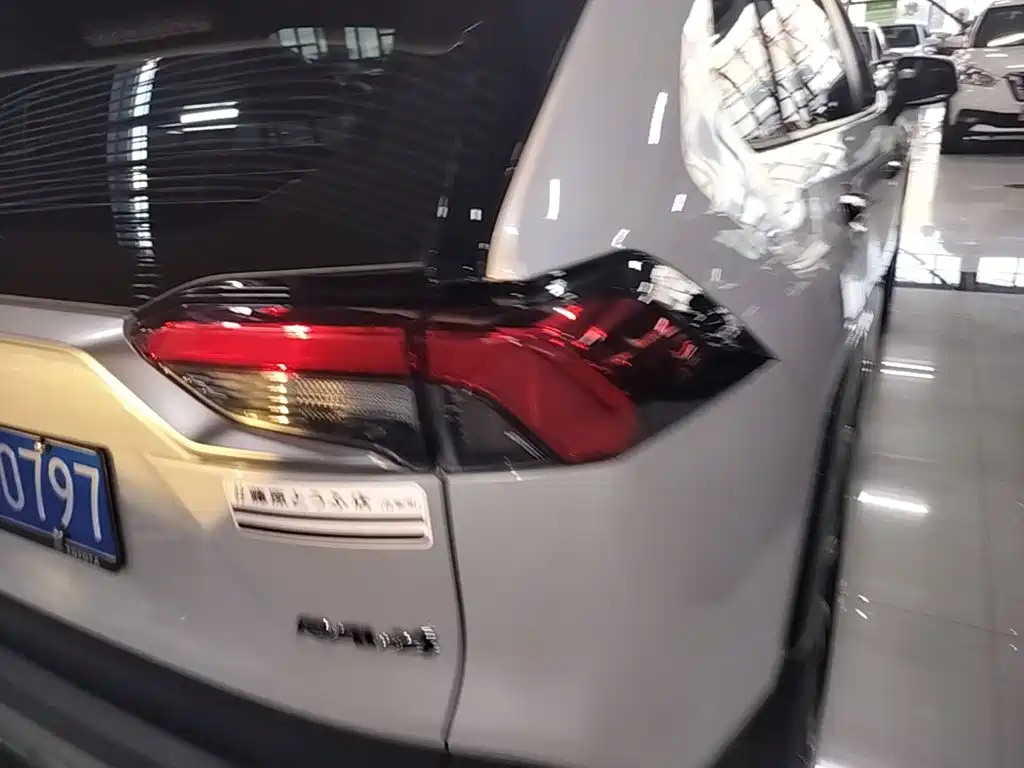 Toyota RAV4 — миниатюра 8