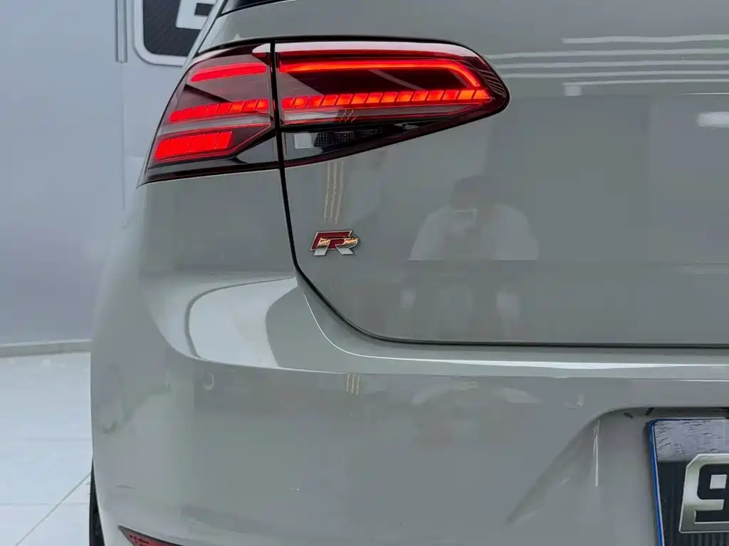 Volkswagen Golf 2015 2.0TSI R