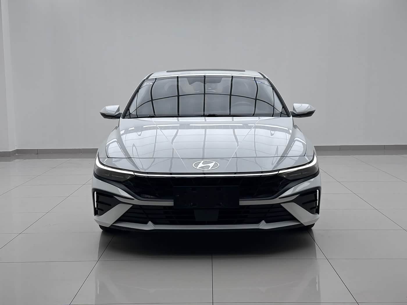 Hyundai Elantra 1.5 л 2023 г. Белый, пробег 21000 км