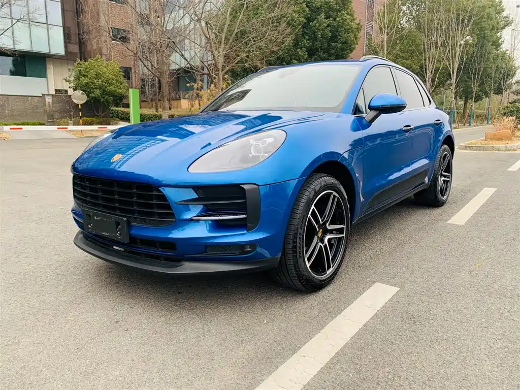 PORSCHE MACAN