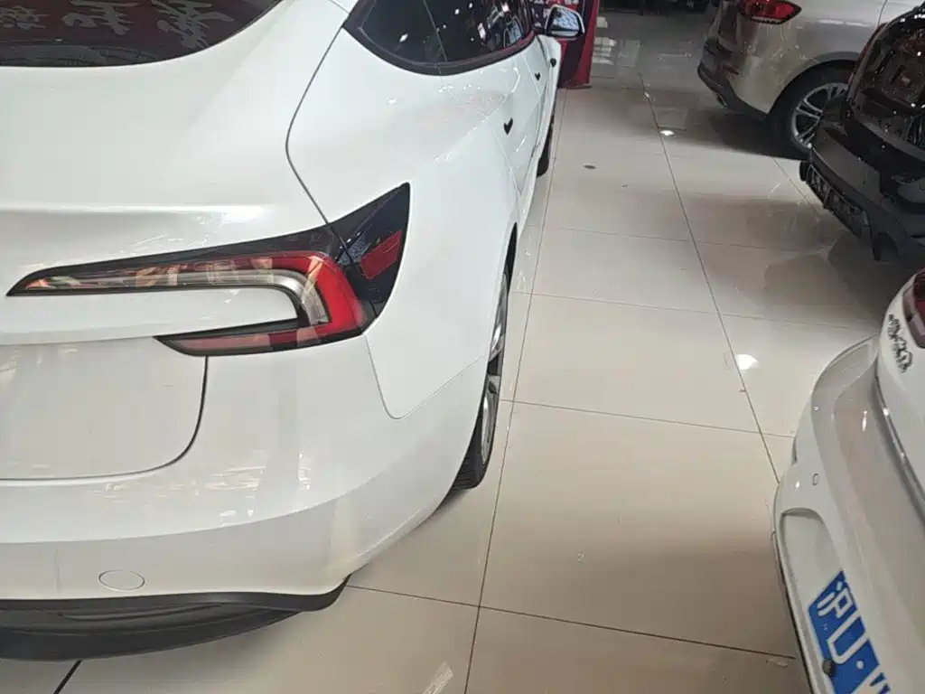 Tesla Model 3 — миниатюра 8