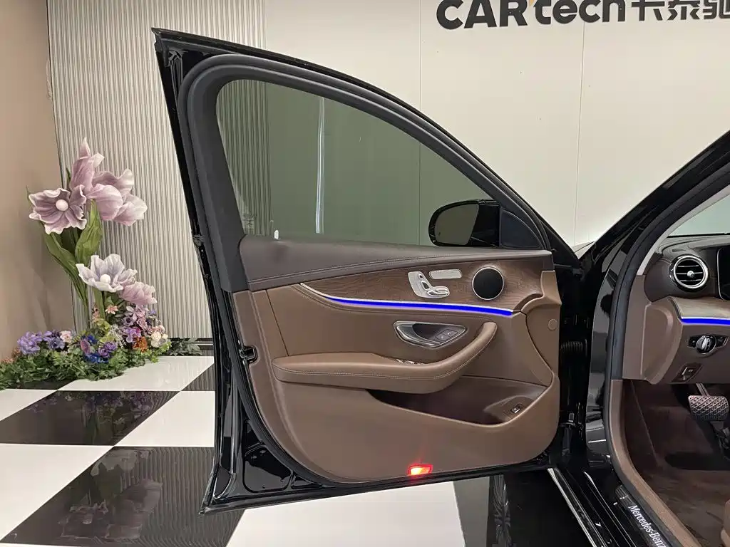 Mercedes-Benz E-Class — миниатюра 16