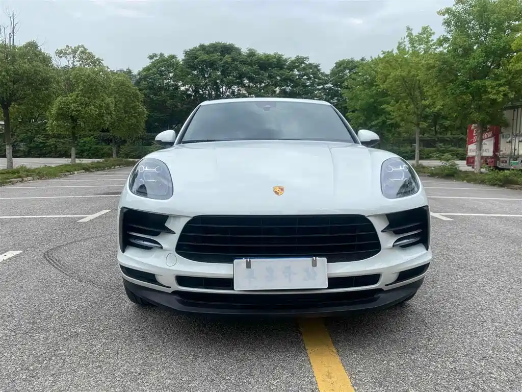 PORSCHE MACAN