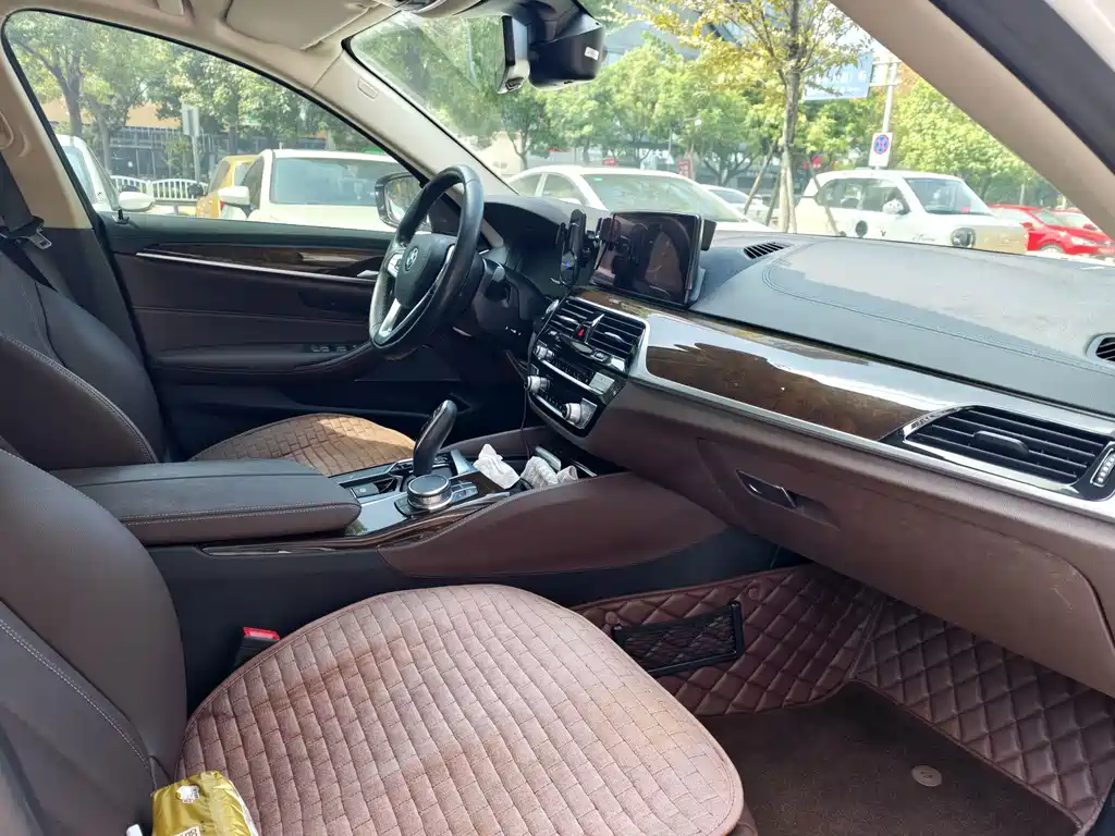 BMW 5 Series — миниатюра 8
