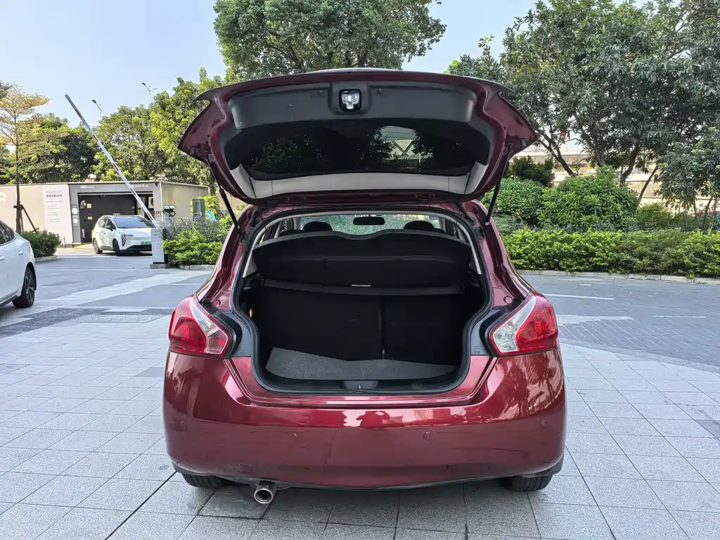 Nissan Tiida — миниатюра 8