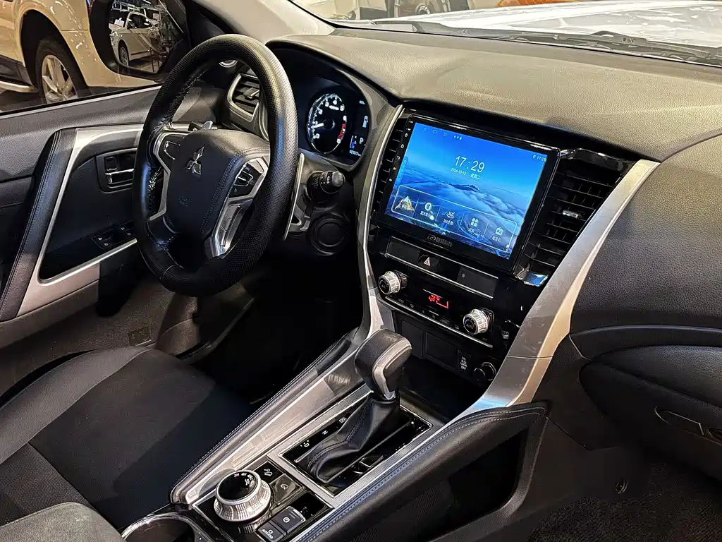 Mitsubishi Pajero Sport (Import) — миниатюра 17