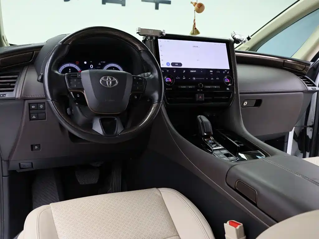 Toyota Alphard — миниатюра 8