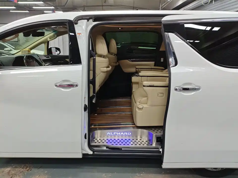 Toyota Alphard — миниатюра 4