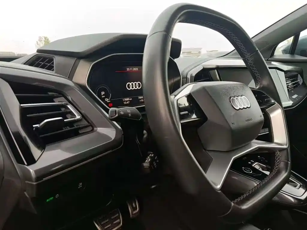 AUDI Q4 E TRON