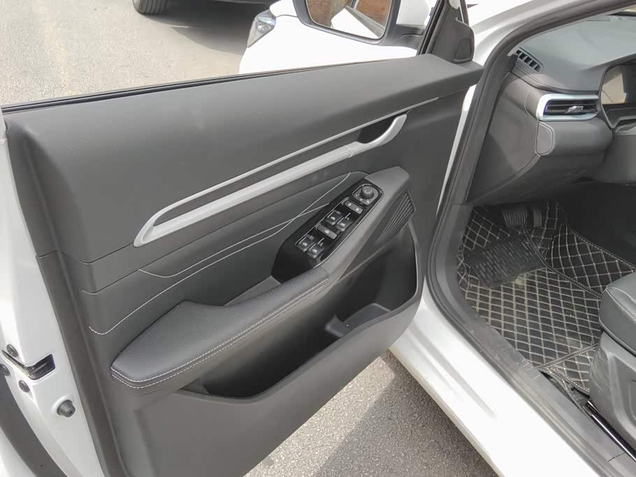 Geely Emgrand 1.5 л 2025 г. Белый, пробег 9800 км