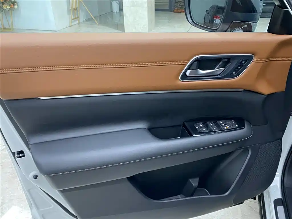 NISSAN EXPLORING THE LAND