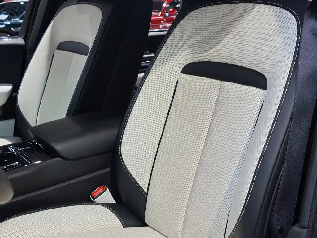 Rolls-Royce Cullinan — миниатюра 11