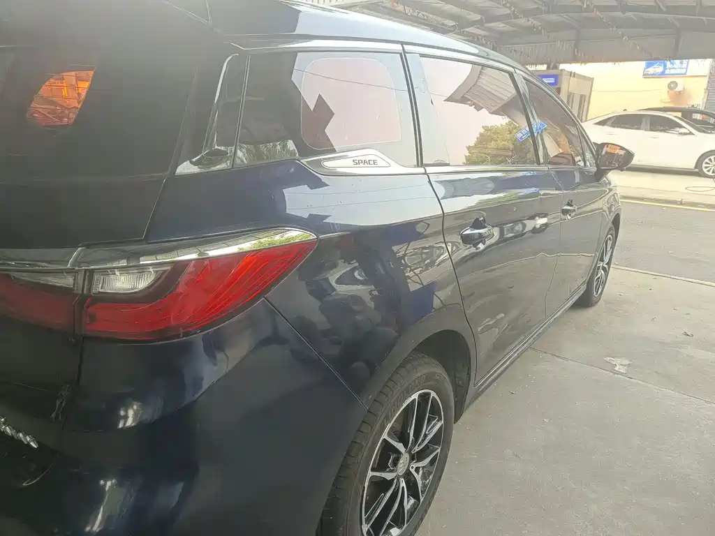 BYD MAX — миниатюра 13