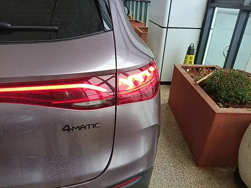 Mercedes-Benz EQE SUV — миниатюра 8