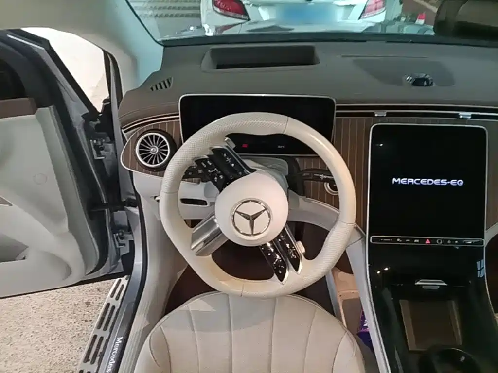 Mercedes-Benz EQE SUV — миниатюра 11