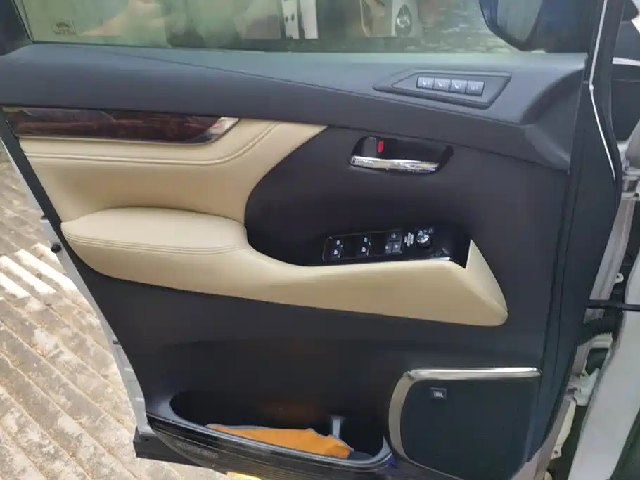 Toyota Alphard — миниатюра 7