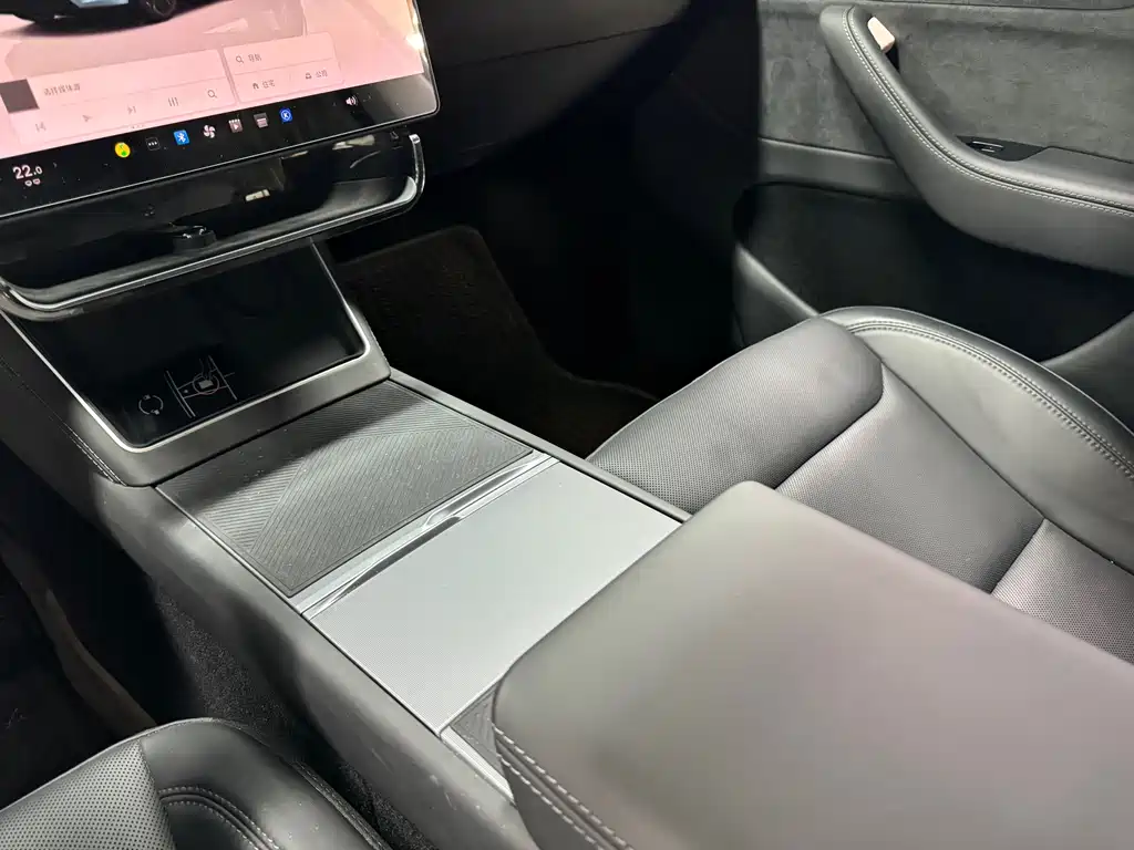 Tesla Model Y — миниатюра 9