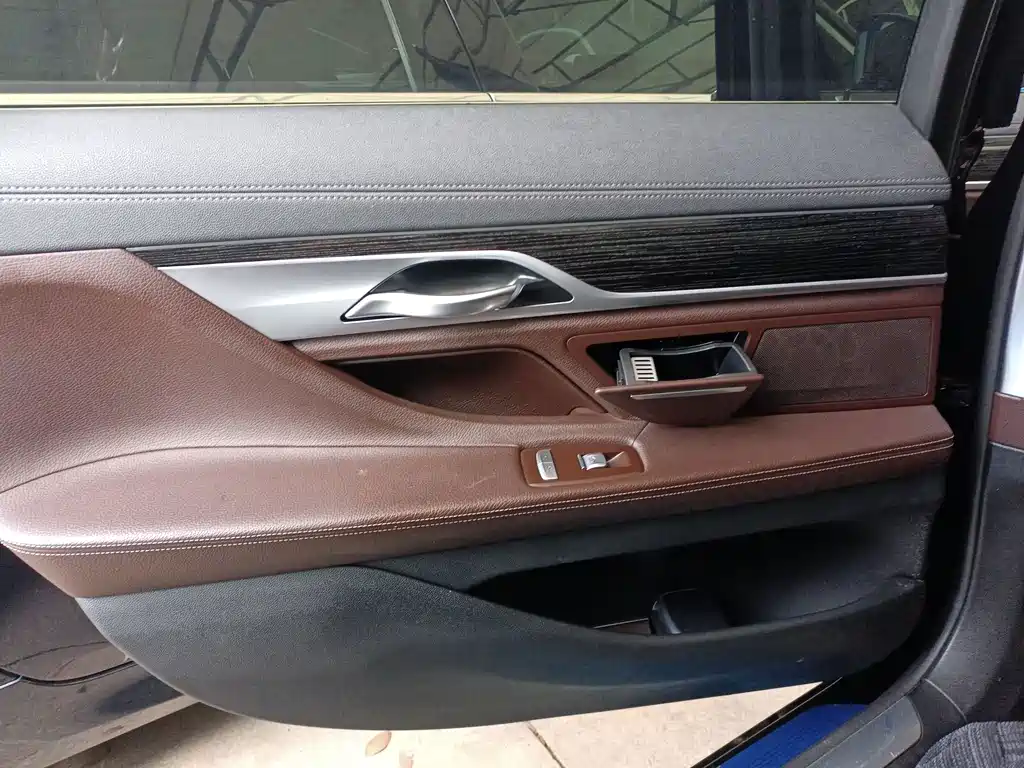 BMW 7 Series — миниатюра 23