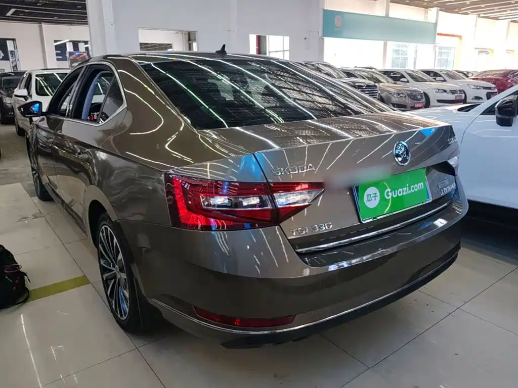 Skoda Superb — миниатюра 5