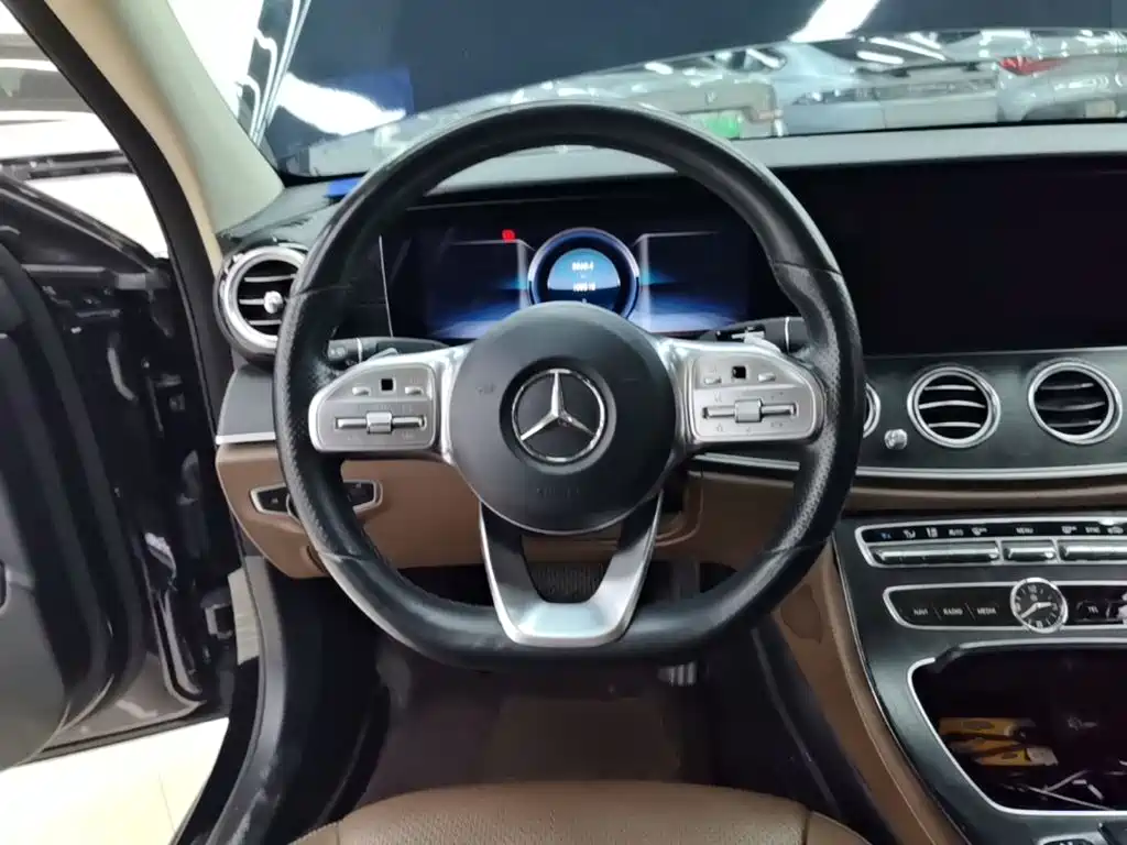 Mercedes-Benz E-Class — миниатюра 11