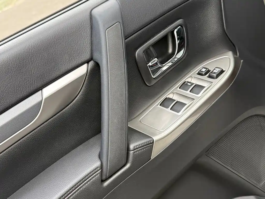 Mitsubishi Pajero (Import) — миниатюра 13