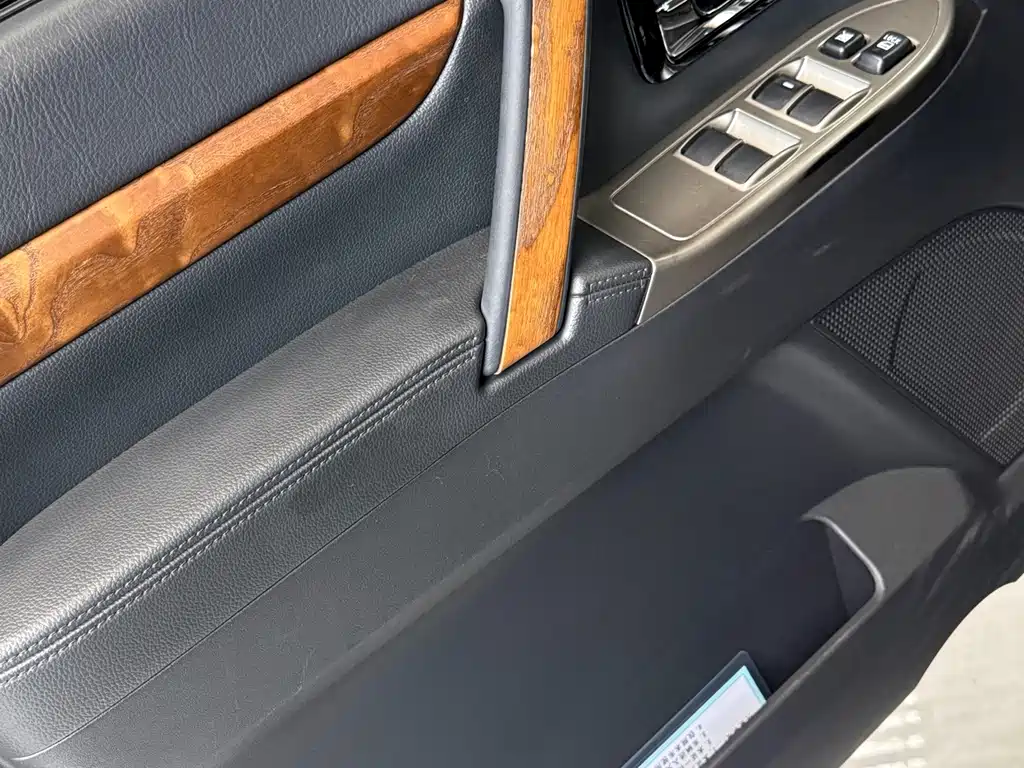 Mitsubishi Pajero (Import) — миниатюра 9