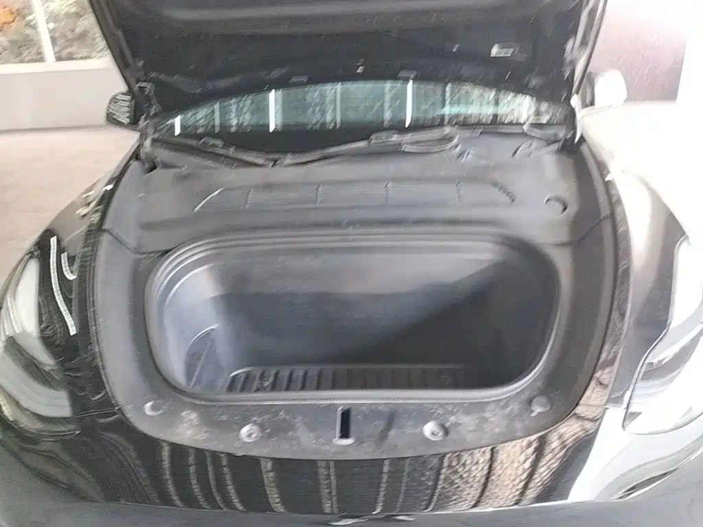 Tesla Model Y — миниатюра 20
