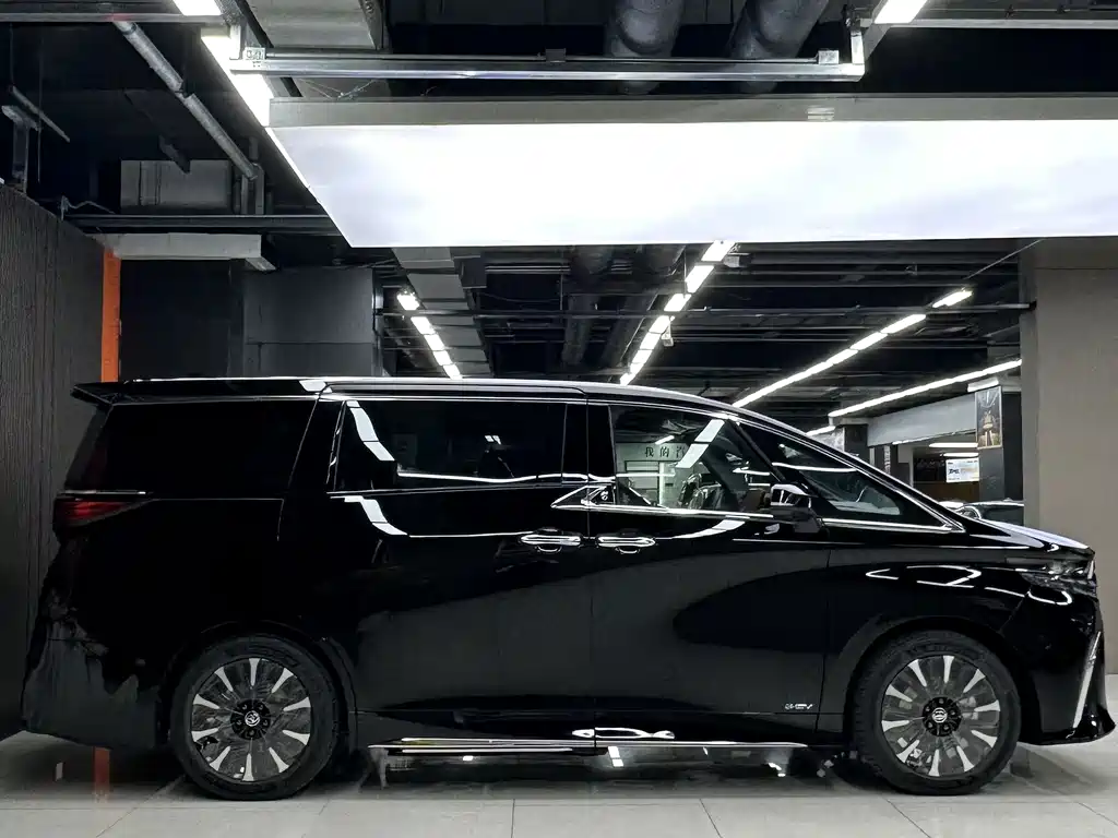 Toyota Alphard — миниатюра 5