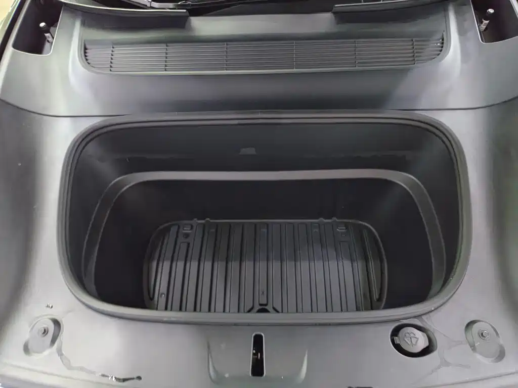 Tesla Model Y L — миниатюра 8