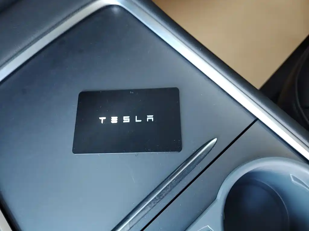 Tesla Model Y — миниатюра 9
