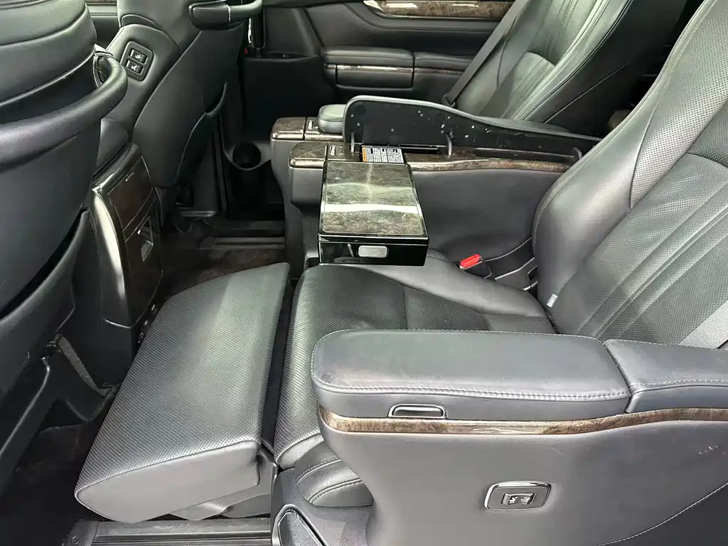 Toyota Alphard — миниатюра 15