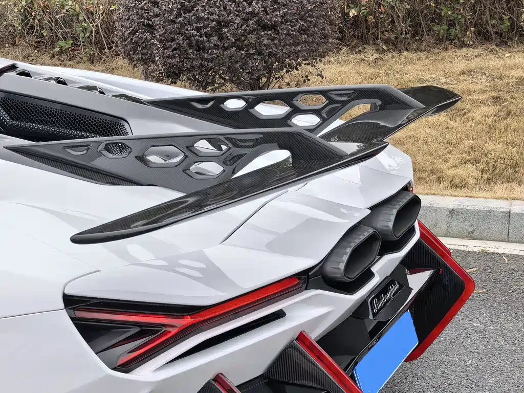 LAMBORGHINI REVUELTO