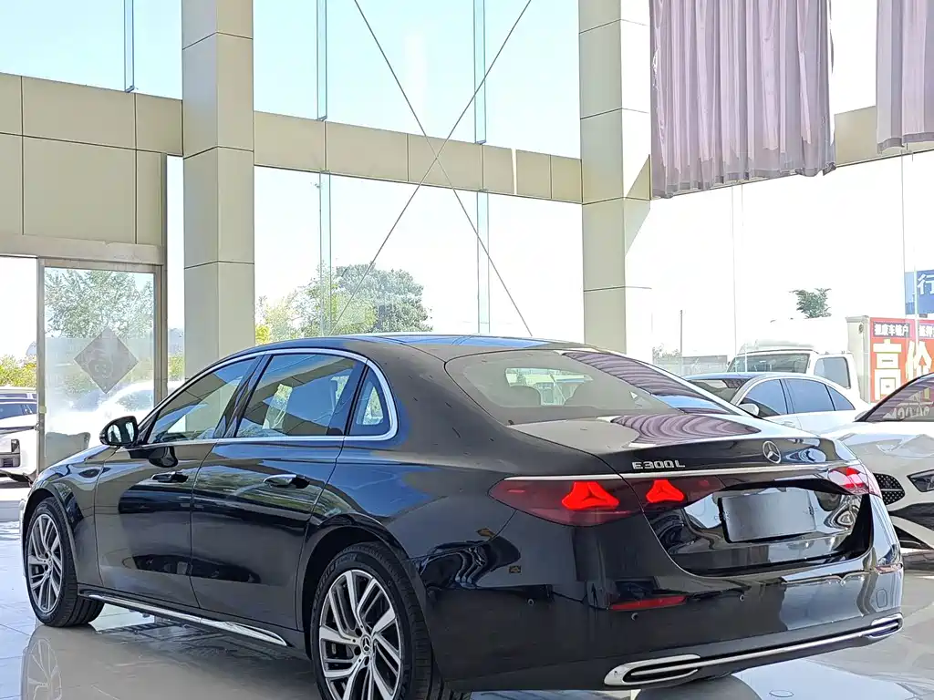 Mercedes-Benz E-Class — миниатюра 9