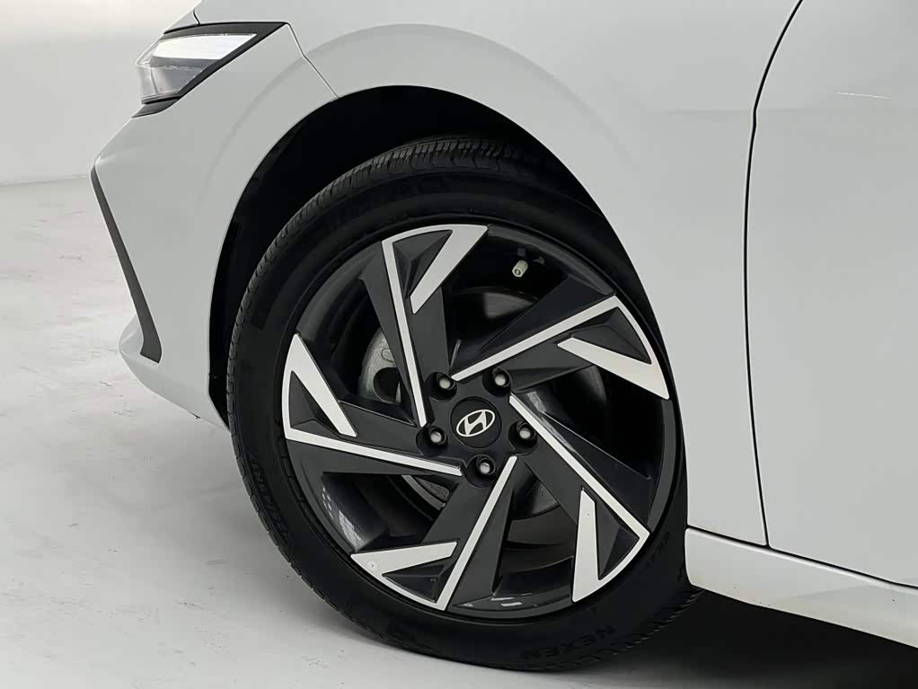 Hyundai Elantra 1.5 л 2023 г. Белый, пробег 20000 км