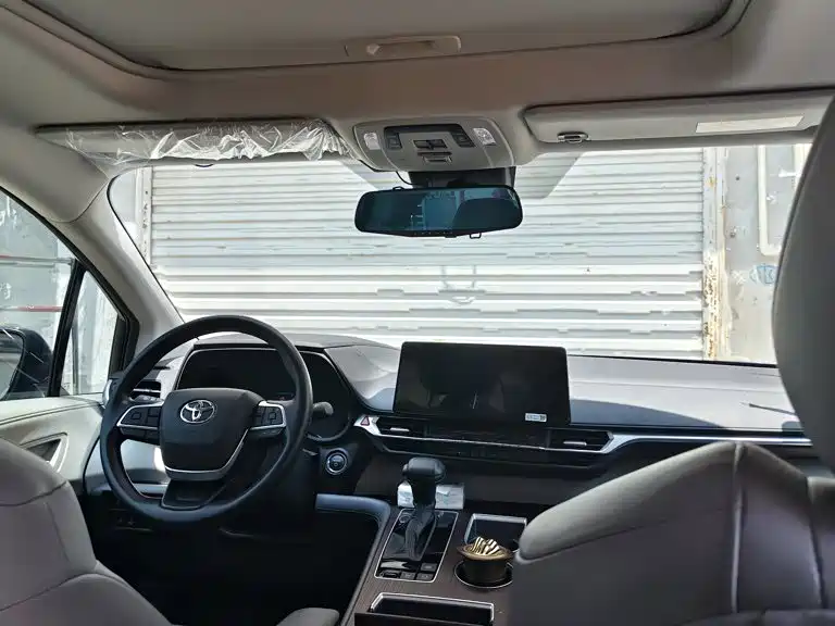 Toyota Granvia — миниатюра 2