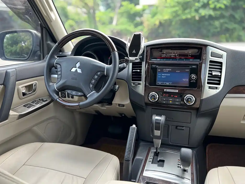 Mitsubishi Pajero (Import) — миниатюра 11