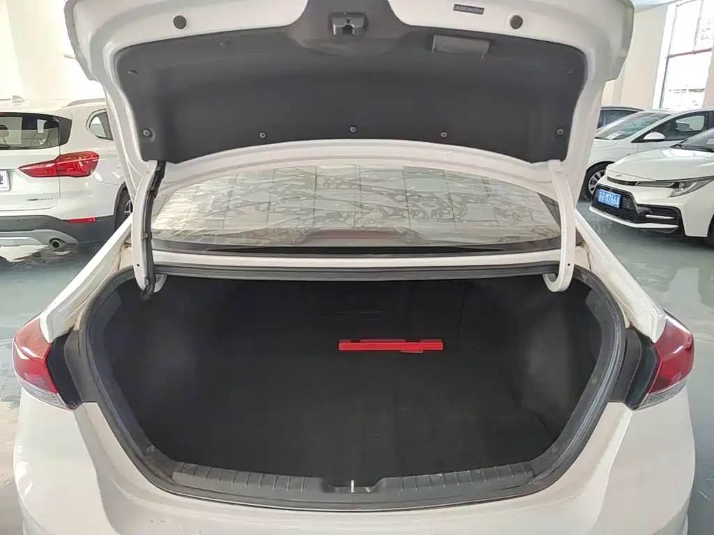 Hyundai Elantra — миниатюра 19
