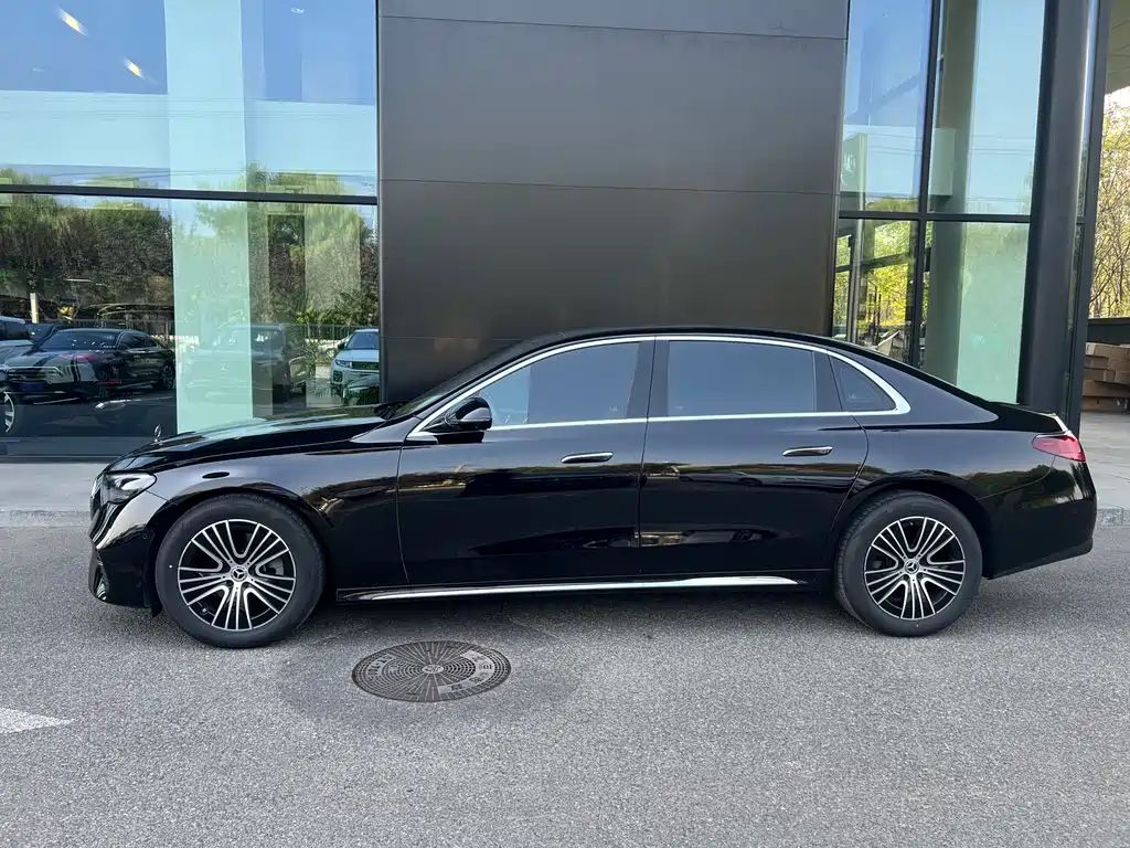 Mercedes-Benz E-Class — миниатюра 7