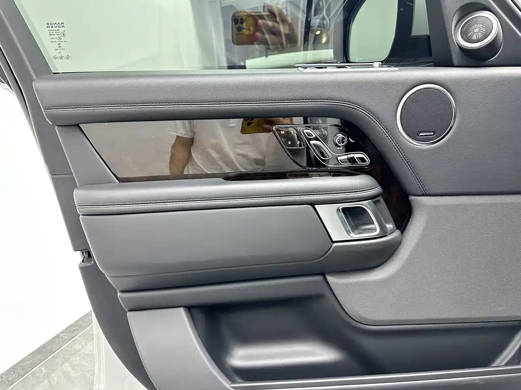 Land Rover Range Rover — миниатюра 17