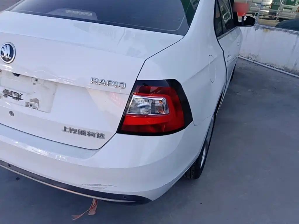Skoda Rapid — миниатюра 8