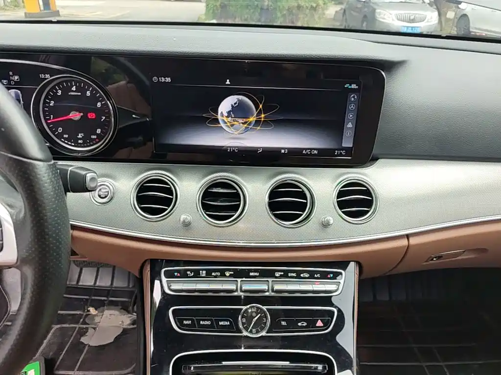 Mercedes-Benz E-Class — миниатюра 13
