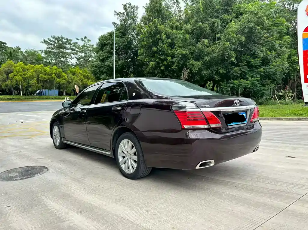 Toyota Crown — миниатюра 6