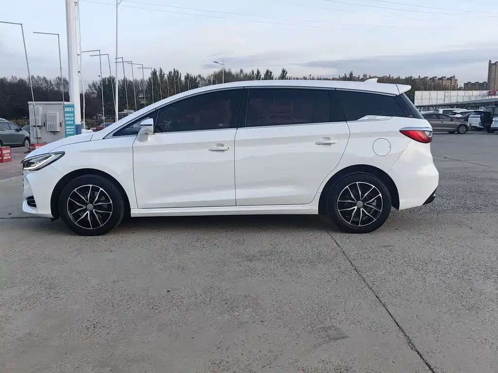 BYD MAX — миниатюра 8