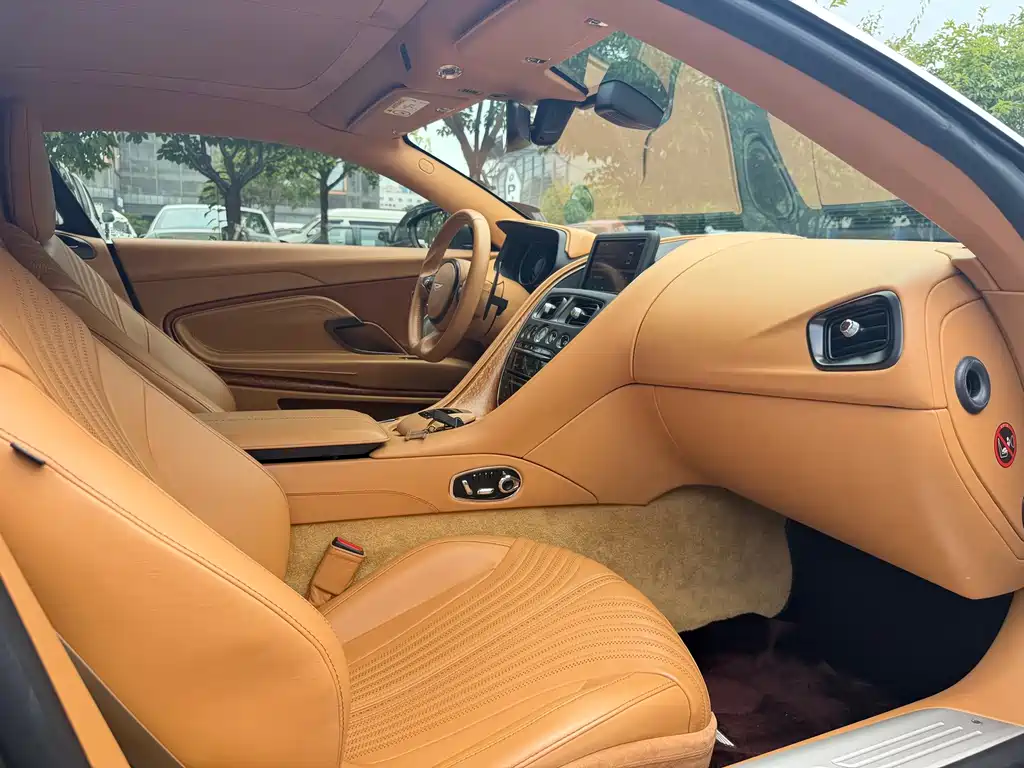 Aston Martin DB11 — миниатюра 15