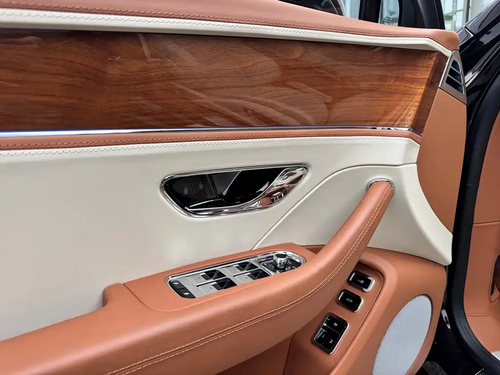 Bentley Flying Spur PHEV — миниатюра 8