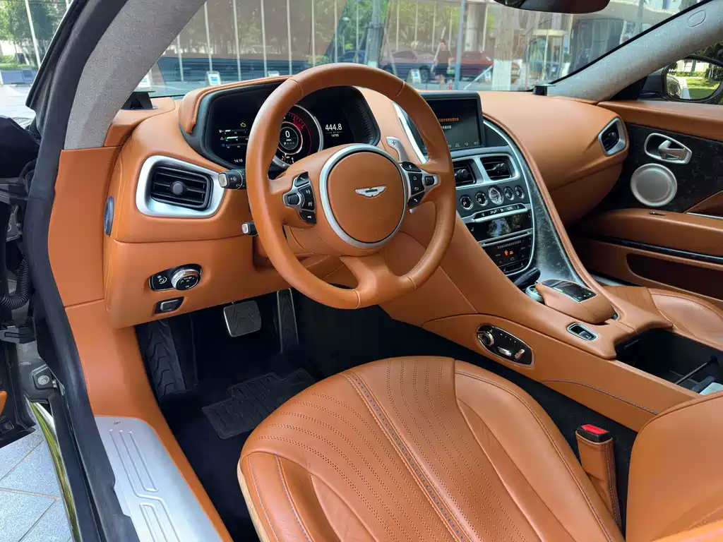 Aston Martin DB11 — миниатюра 10