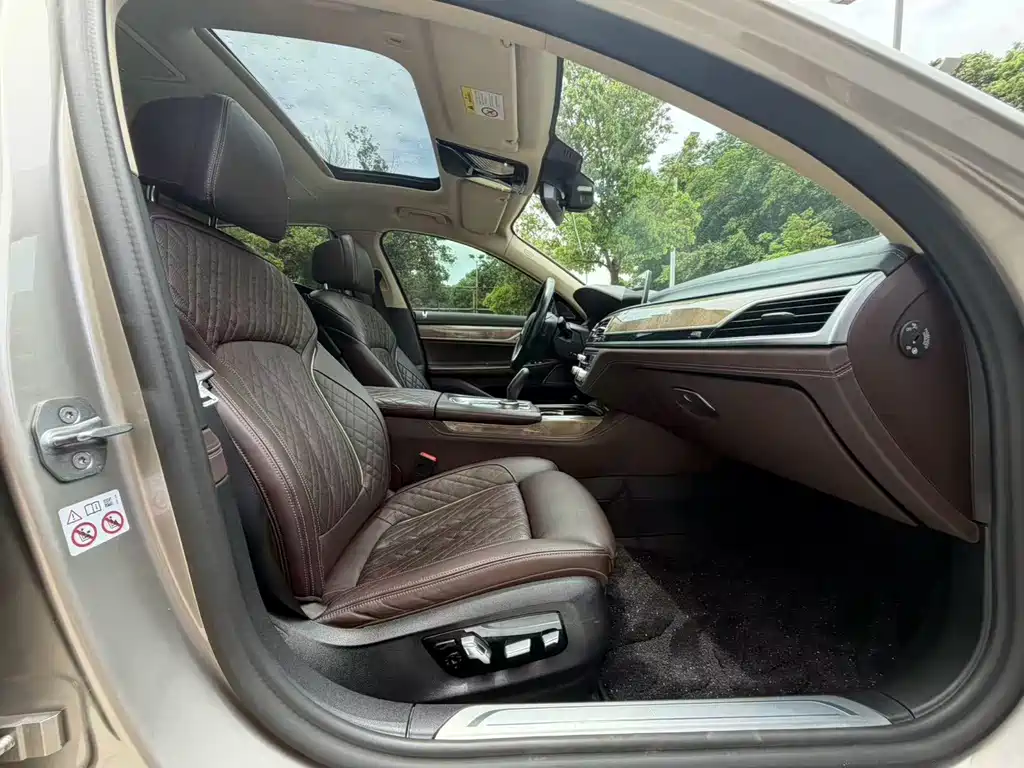 BMW 7 Series — миниатюра 13