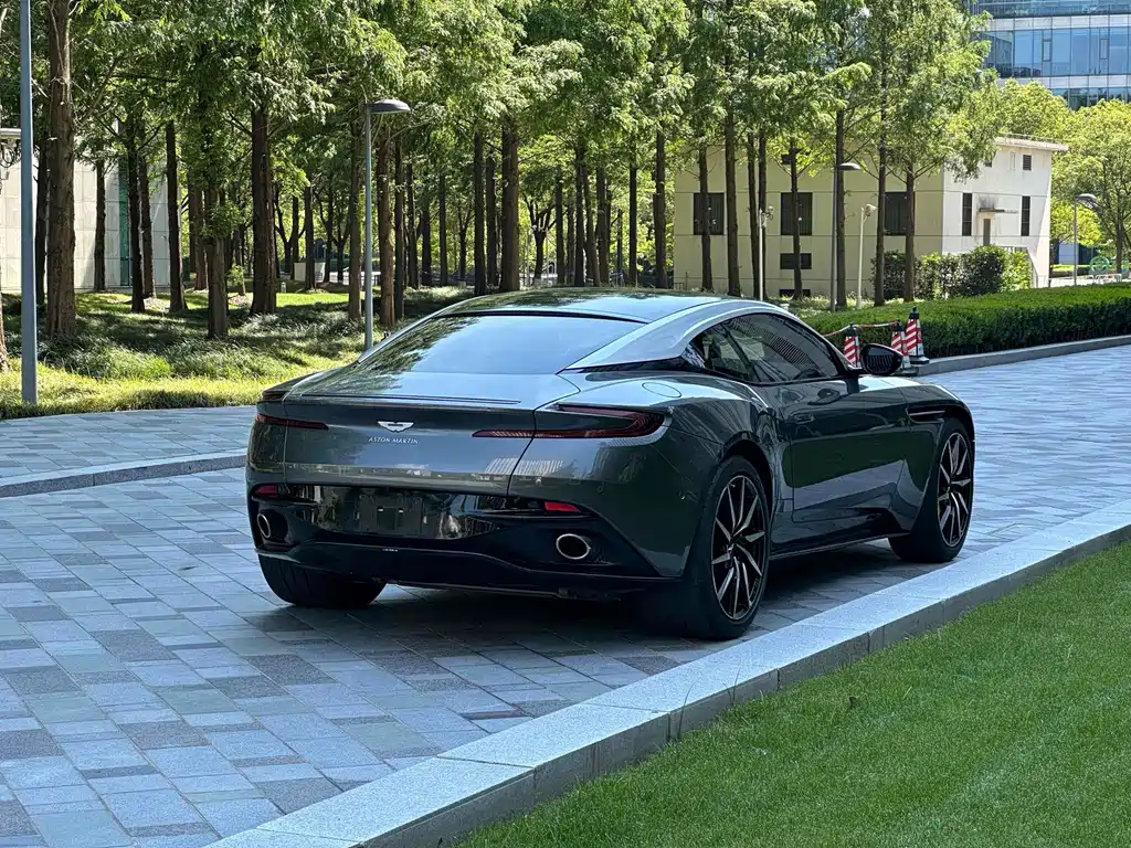 Aston Martin DB11 — миниатюра 9