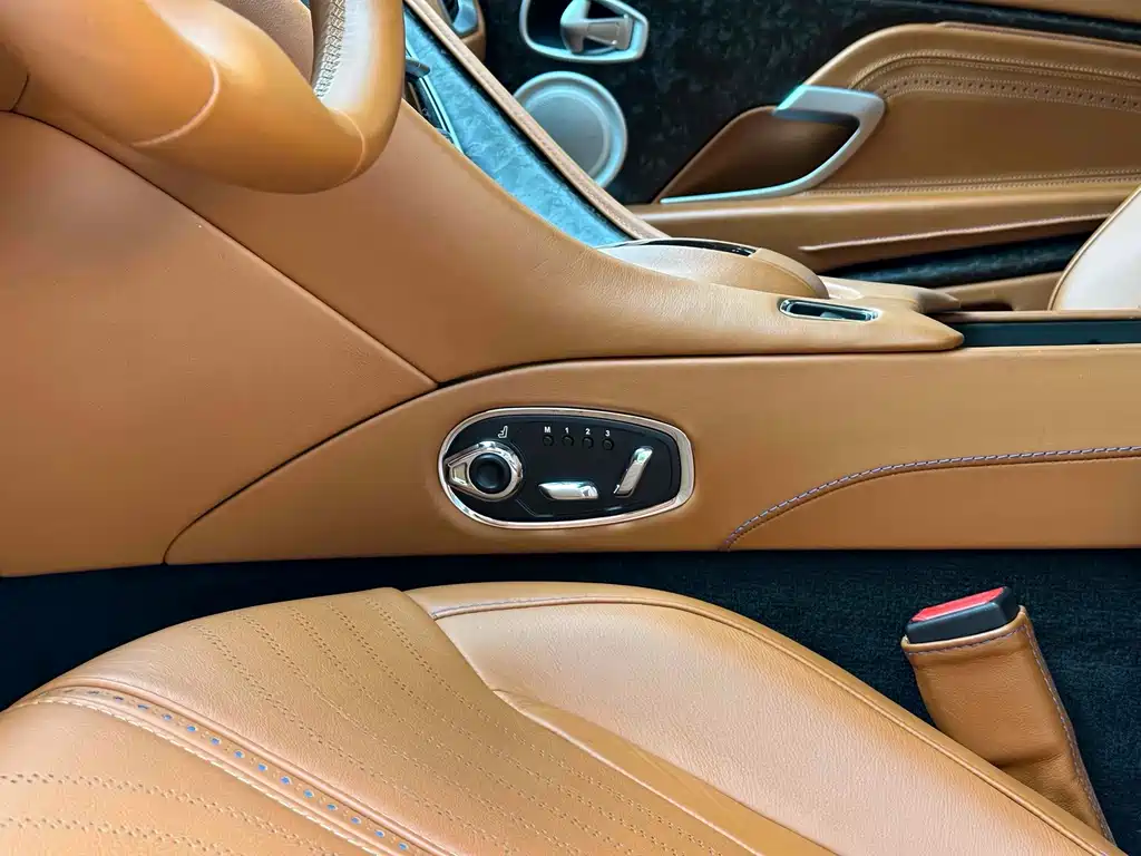 Aston Martin DB11 — миниатюра 23