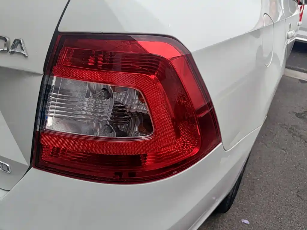 Skoda Rapid — миниатюра 8